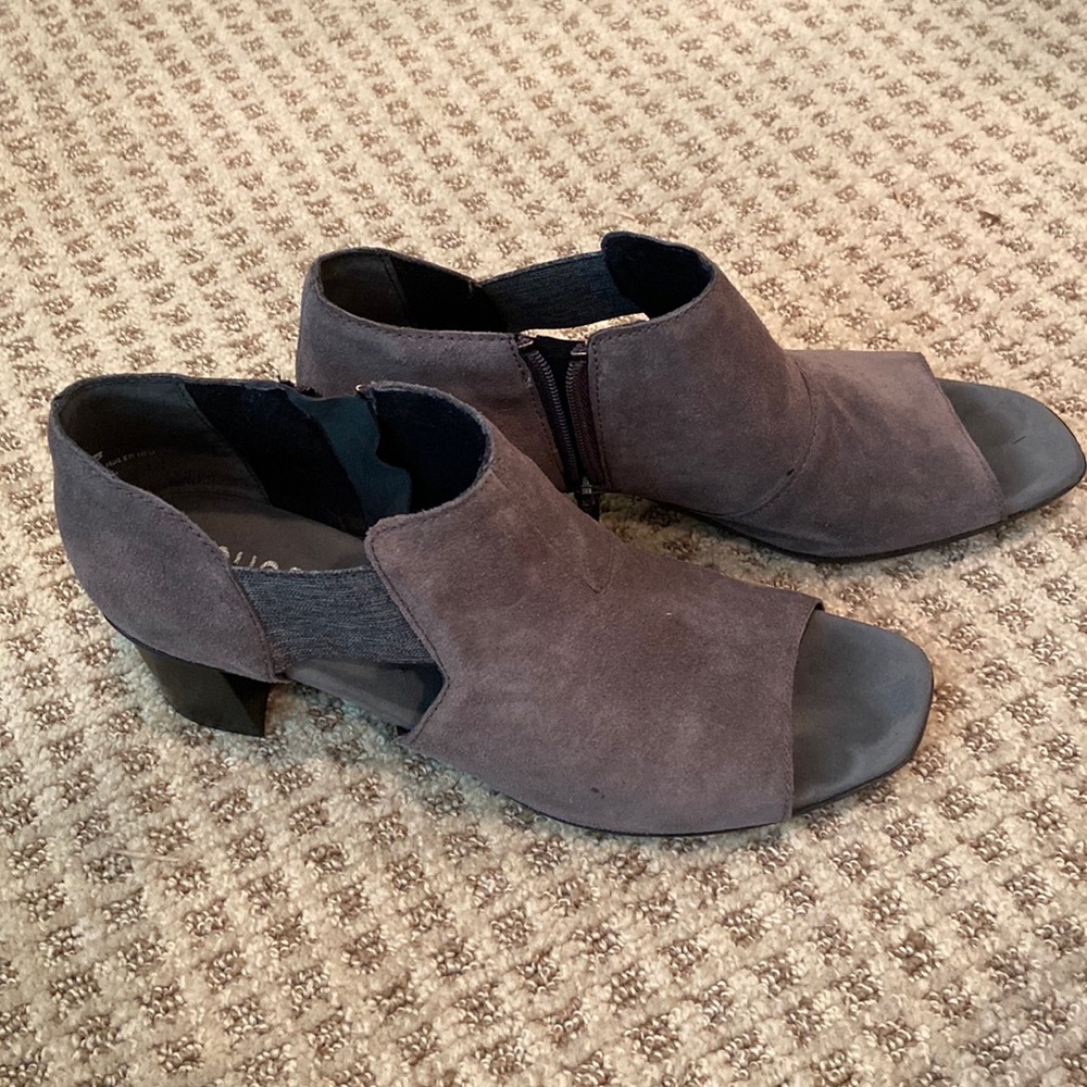 Munro 9 1/2 S grey suede shoe/bootie